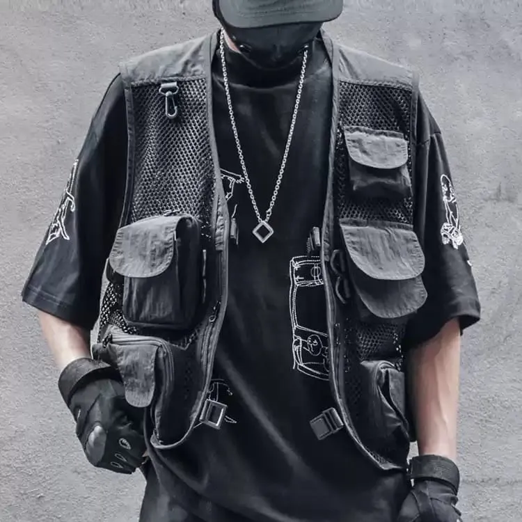 Herren-Techwear-Weste mit mehreren Taschen, Mesh-Einsätzen und Schnallen